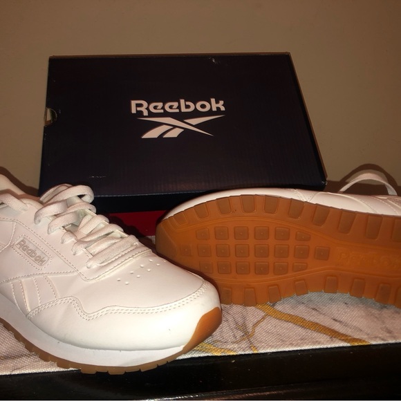 Classic white Reeboks; very nice, very comfortable; great for walking - Picture 5 of 8